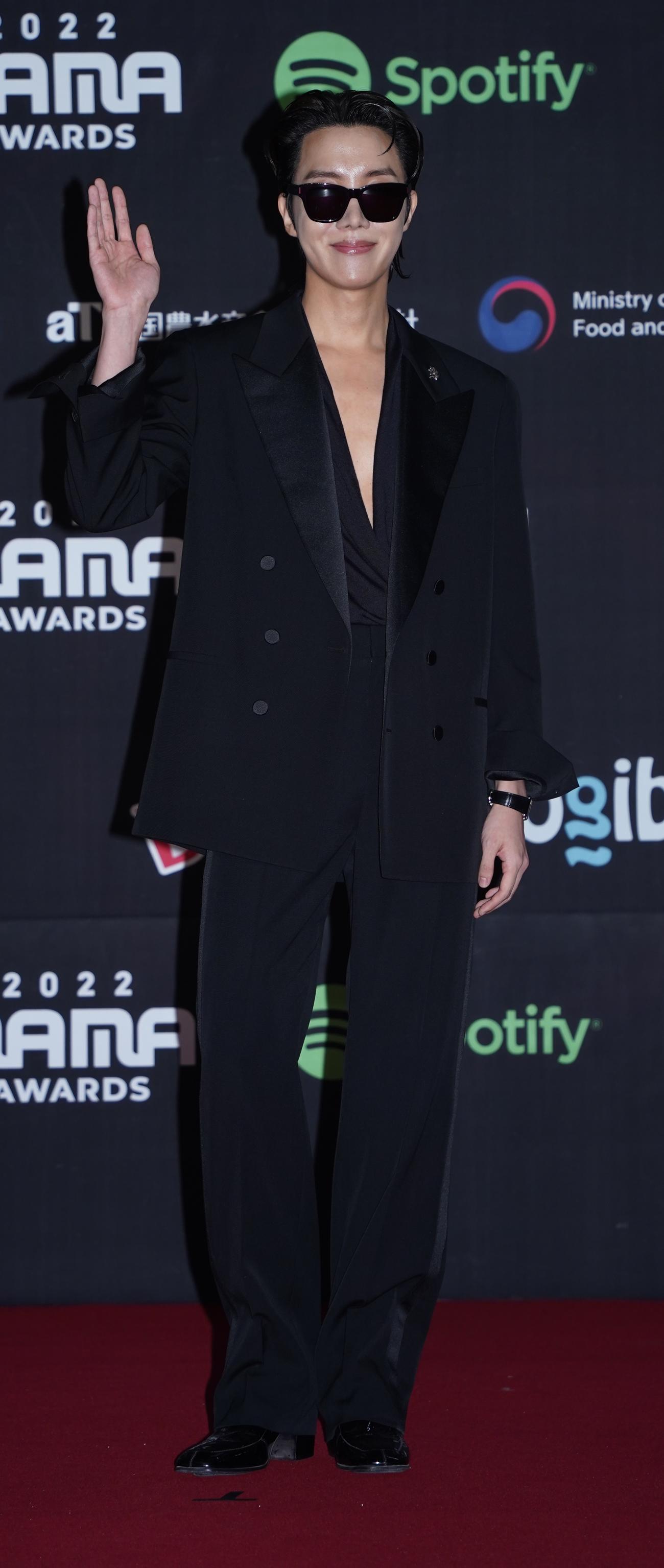 「MAMA AWARDS」のレッドカーペットに登場した、J－HOPE（撮影・佐藤勝亮）