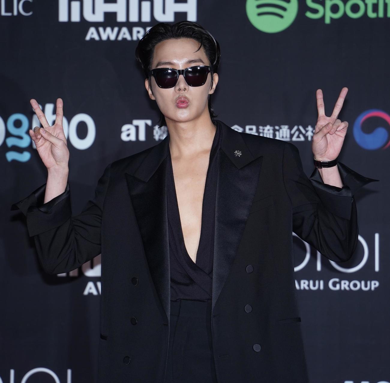 「MAMA AWARDS」のレッドカーペットに登場した、J－HOPE（撮影・佐藤勝亮）