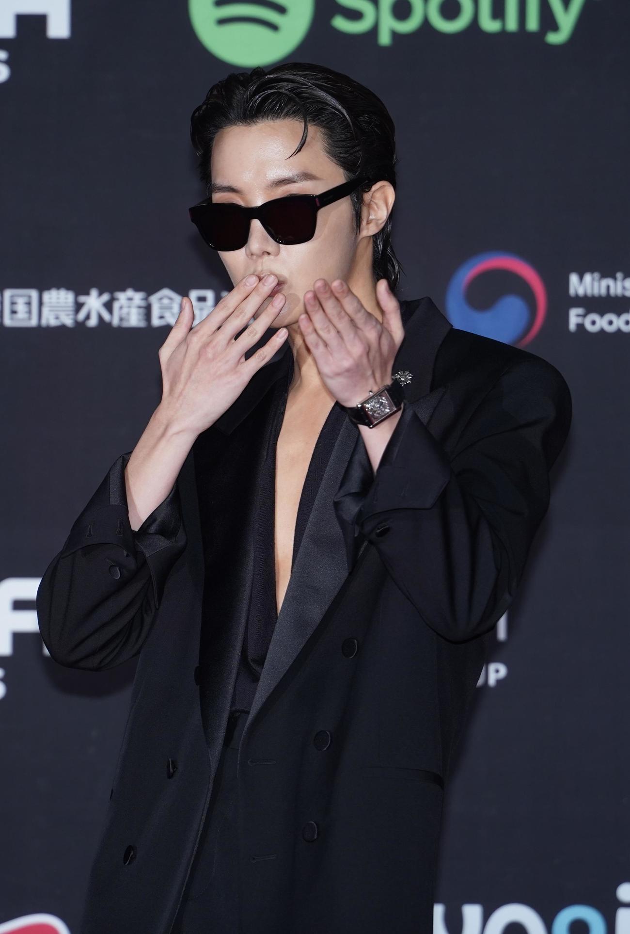 「MAMA AWARDS」のレッドカーペットに登場したJ－HOPE（撮影・佐藤勝亮）