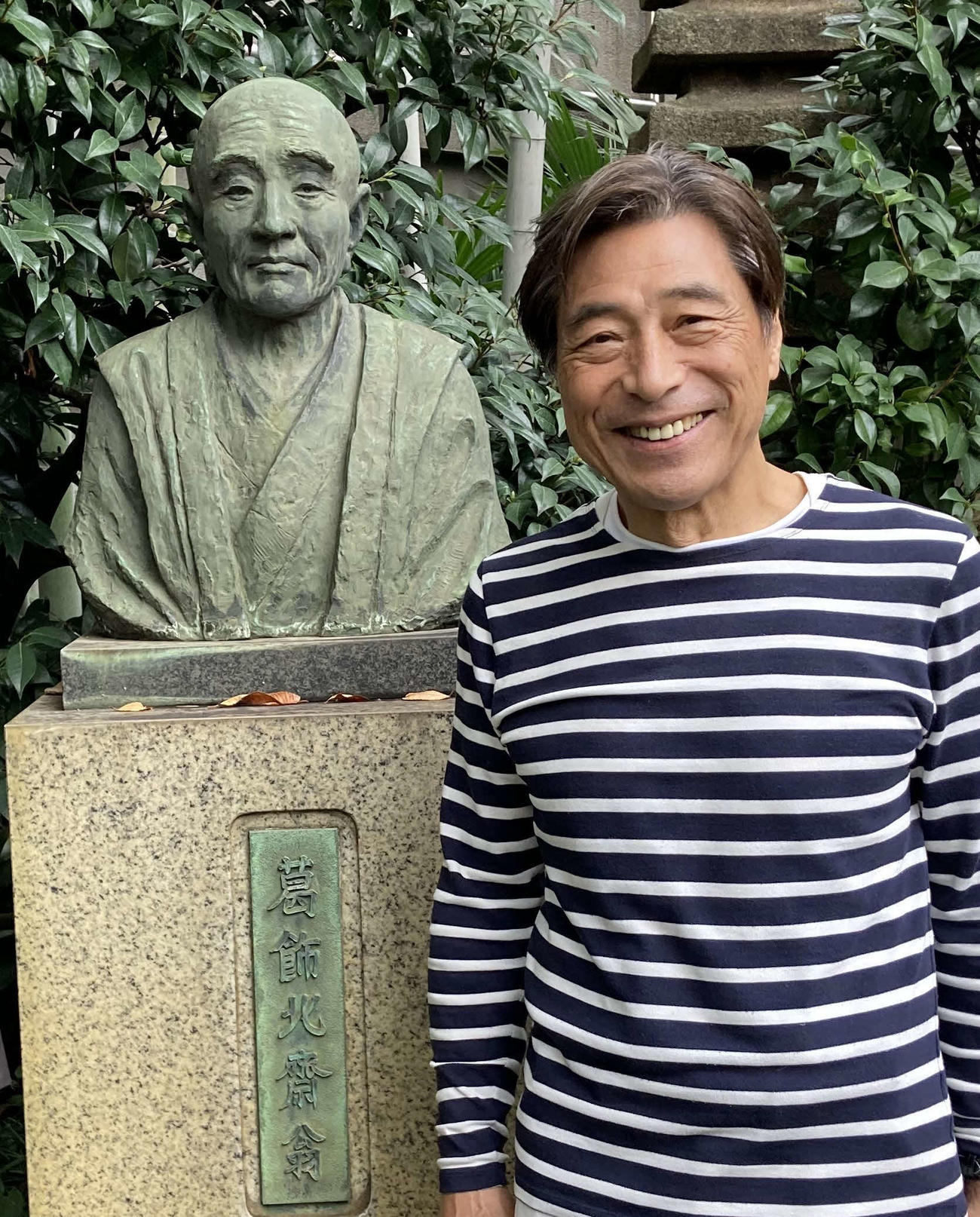 葛飾北斎の銅像と加藤健一（外部提供）