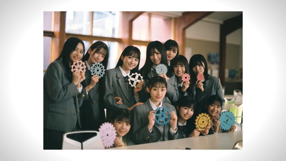 乃木坂46の5期生楽曲「17分間」MVに臨んだメンバー11人。中央（手前左から2人目）はセンターの川﨑桜