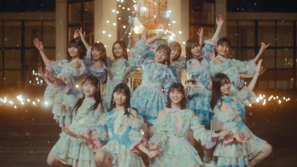 乃木坂46の5期生楽曲「17分間」MV。中央はセンターの川﨑桜