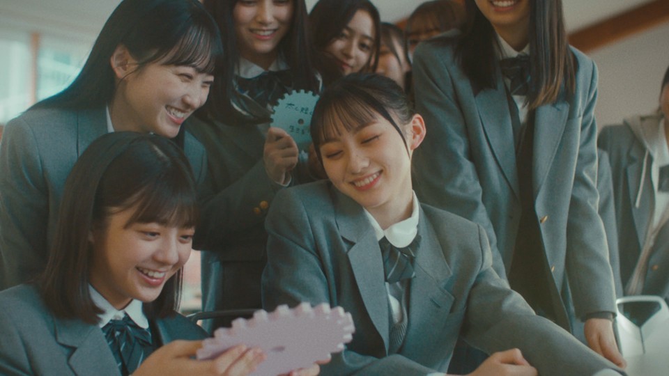 乃木坂46の5期生楽曲「17分間」MV。中央はセンターの川﨑桜
