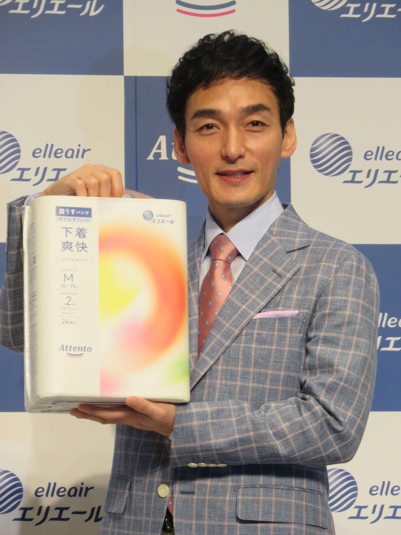 アテントの新商品発表会に出席した草なぎ剛