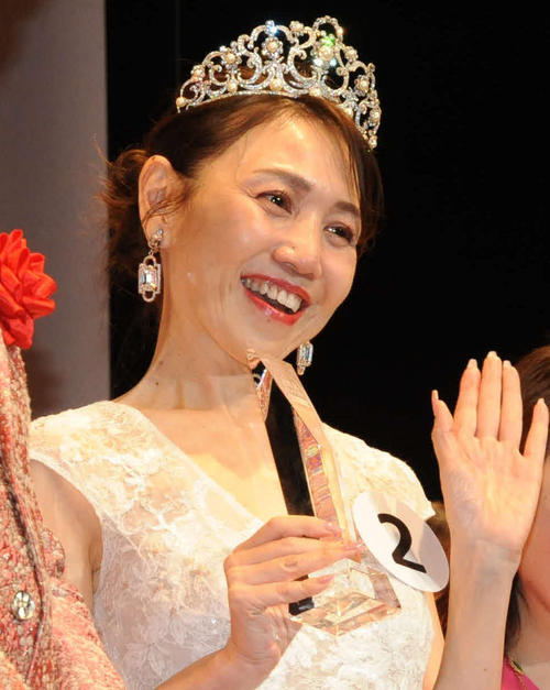 「第13回美魔女コンテストTOKYO」でグランプリに輝いた木曽千草さん(撮影・松尾幸之介)