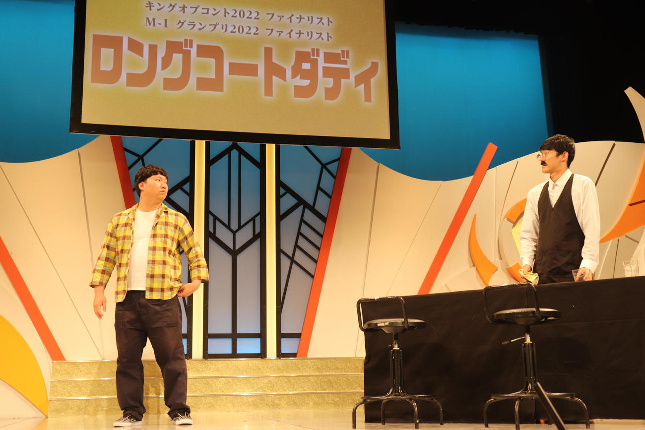 コントを披露するロングコートダディ兎（左）と堂前透（右）（撮影・竹本穂乃加）
