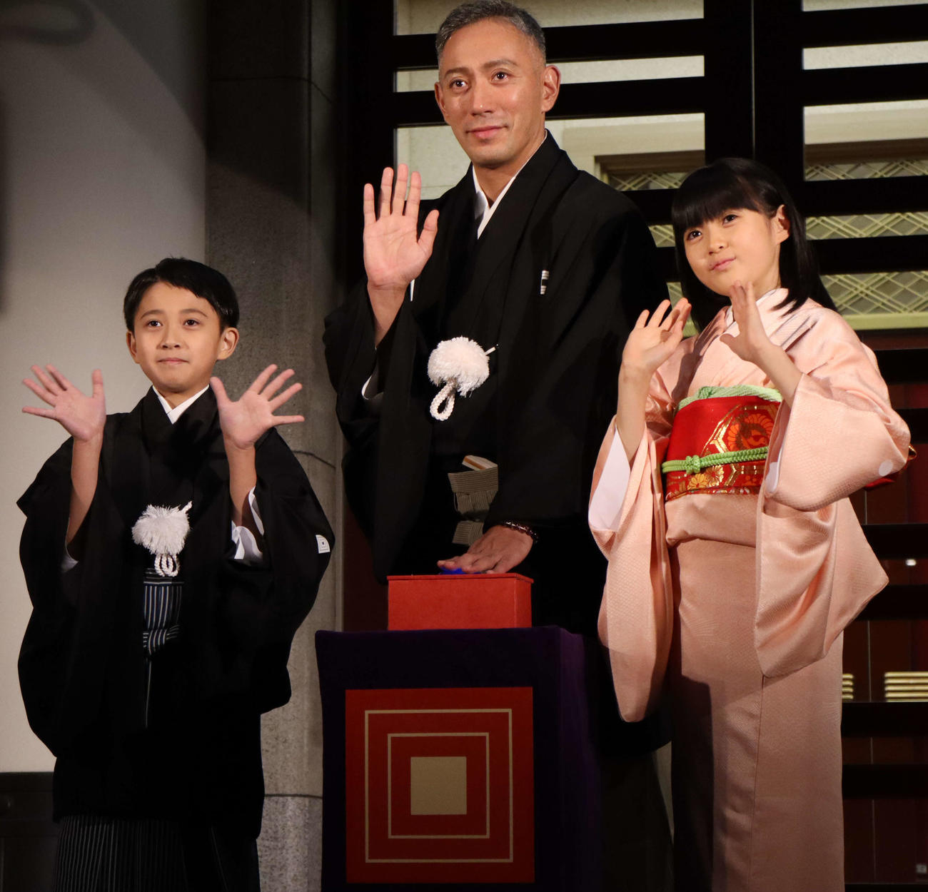 歌舞伎座ライトアップ点灯式に出席した、左から市川新之助、市川團十郎、市川ぼたん
