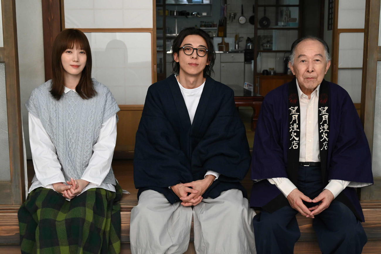 1月スタートのテレビ朝日系ドラマ「6秒間の軌跡～花火師・望月星太郎の憂鬱」に主演する高橋一生（中央）。右は橋爪功、左は本田翼