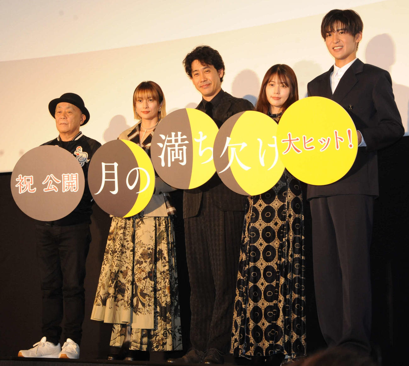 映画「月の満ち欠け」公開前夜祭舞台あいさつに出席した、左から廣木隆一監督、柴咲コウ、大泉洋、有村架純、目黒蓮（撮影・松尾幸之介）