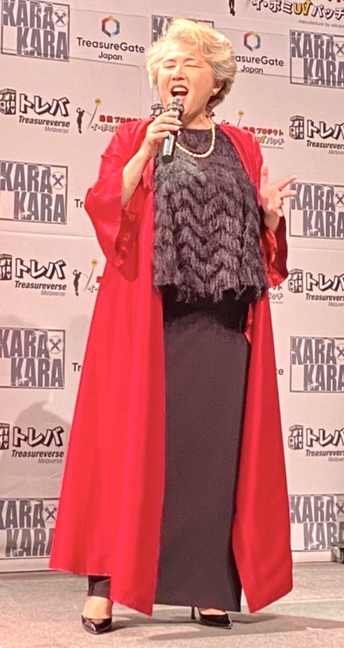 「ヒーロー」を熱唱する麻倉未稀