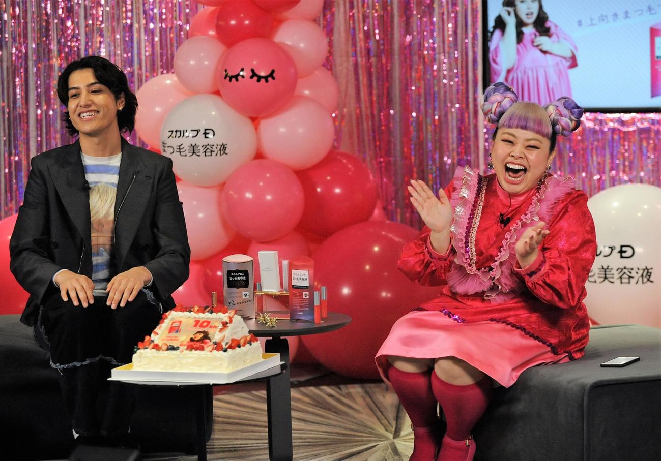 「スカルプDまつ毛美容液10周年記念イベント」に出席するkemio、渡辺直美
