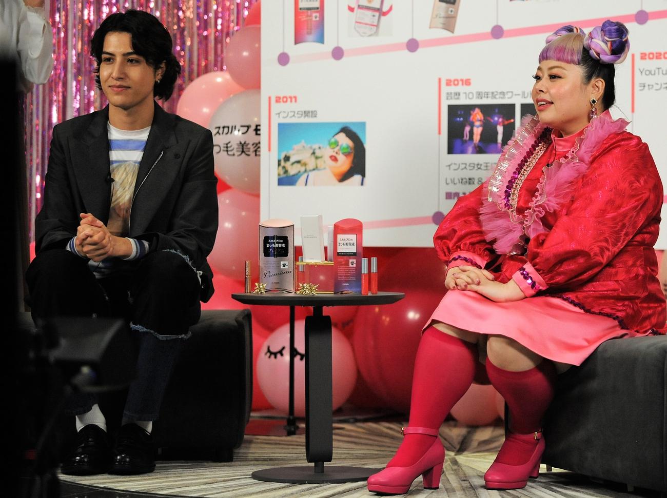 「スカルプDまつ毛美容液10周年記念イベント」に出席するkemio、渡辺直美