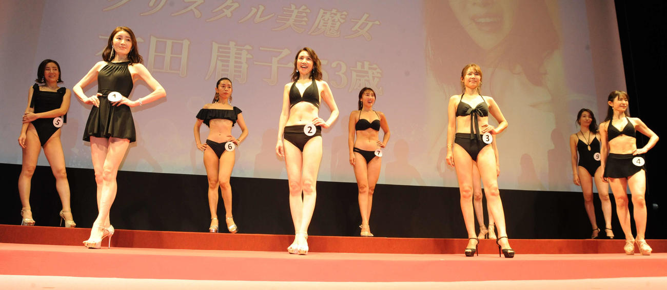 「第13回美魔女コンテストTOKYO」で水着ウォーキング審査に臨んだ出場者（撮影・松尾幸之介）
