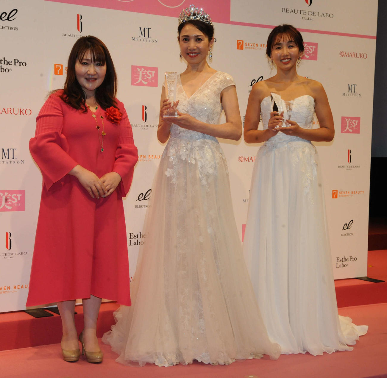 「第13回美魔女コンテストTOKYO」でグランプリに輝いた木曽千草さん（中央）、準グランプリの南恩智さん（右端）、桐野安子審査委員長（撮影・松尾幸之介）
