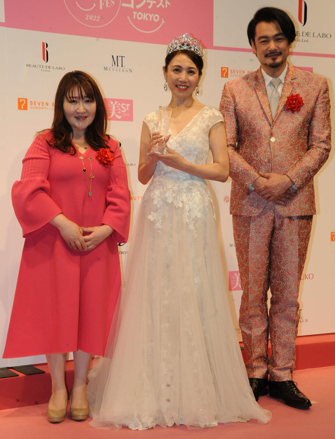 「第13回美魔女コンテストTOKYO」でグランプリに輝いた木曽千草さん（中央）、特別審査員を務めた純烈の小田井涼平（右端）、桐野安子審査委員長（撮影・松尾幸之介）