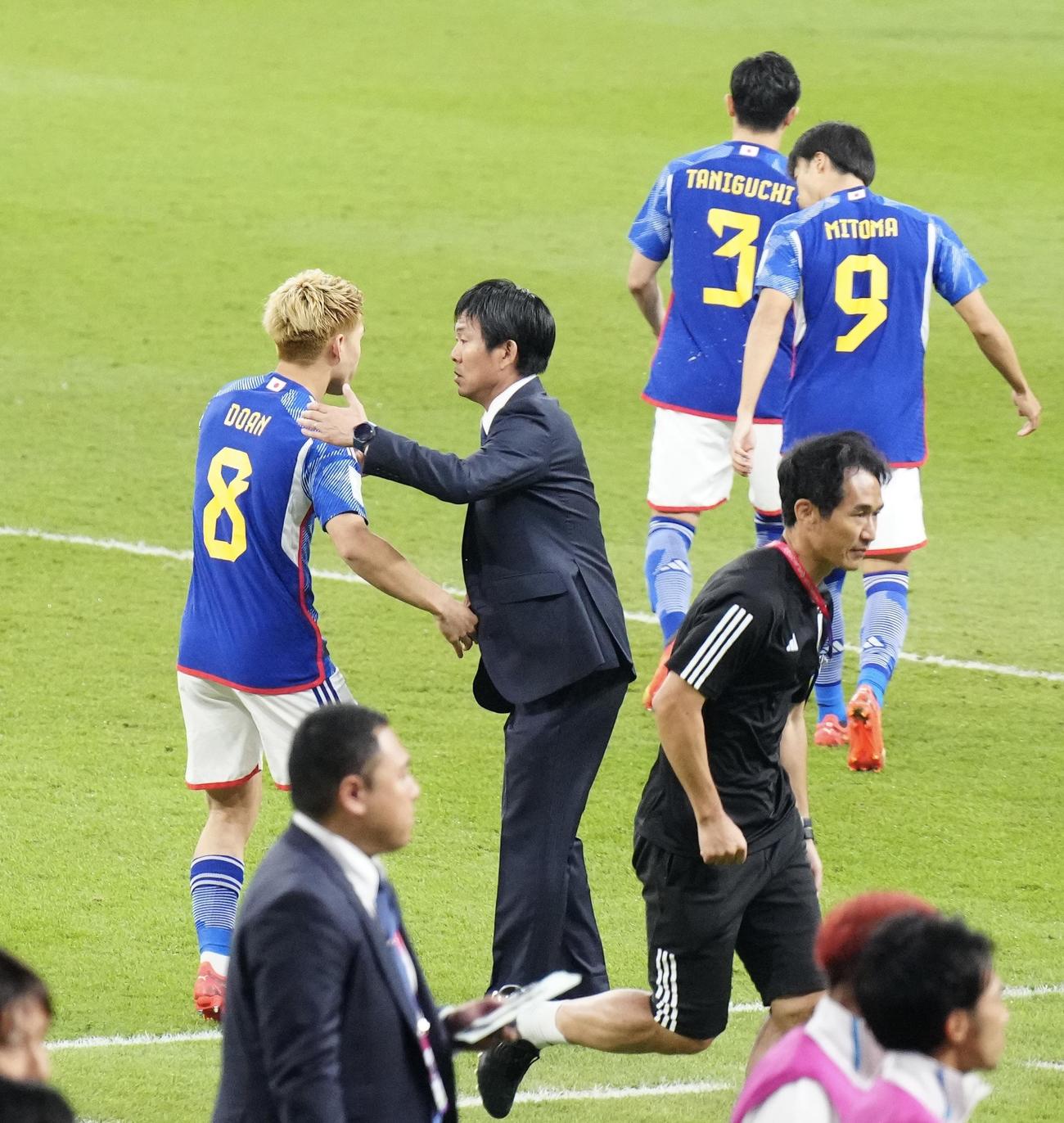 日本対スペイン後半、同点ゴールを決めた堂安律を祝福する森保監督（撮影・江口和貴）