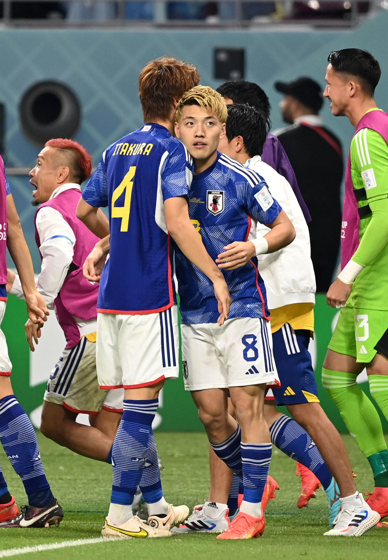 日本対スペイン　後半、同点ゴールを決めた堂安律（右）は板倉滉と抱き合う（撮影・横山健太）