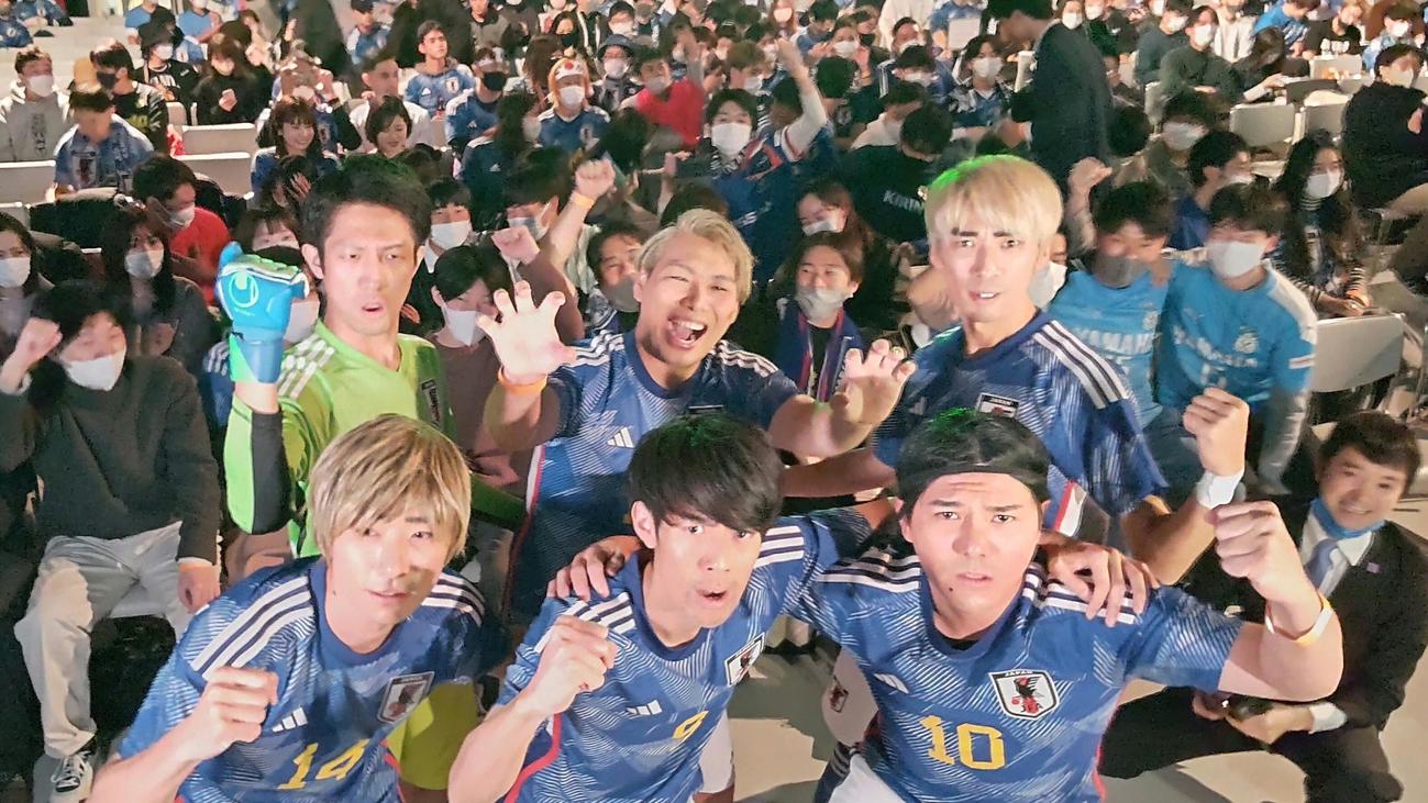 東京タワー横のスタジオでのPV会場に駆けつけた「＃ちょいまねジャパン」メンバー。前列左から伊東不純也、似笘薫、似ない野拓実、後列左から権田月一、オオシロ大魔神、似東純也（撮影・寺沢卓）