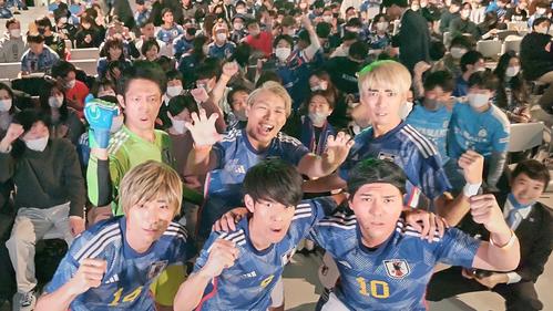 東京タワー横のスタジオでのPV会場に駆けつけた「＃ちょいまねジャパン」メンバー。前列左から伊東不純也、似笘薫、似ない野拓実、後列左から権田月一、オオシロ大魔神、似東純也（撮影・寺沢卓）