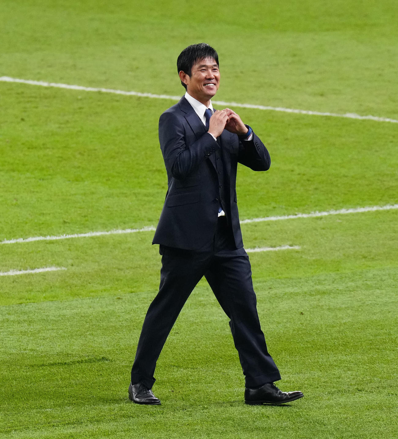 日本対スペイン　試合後、客席にハートマークを見せる森保監督（撮影・江口和貴）