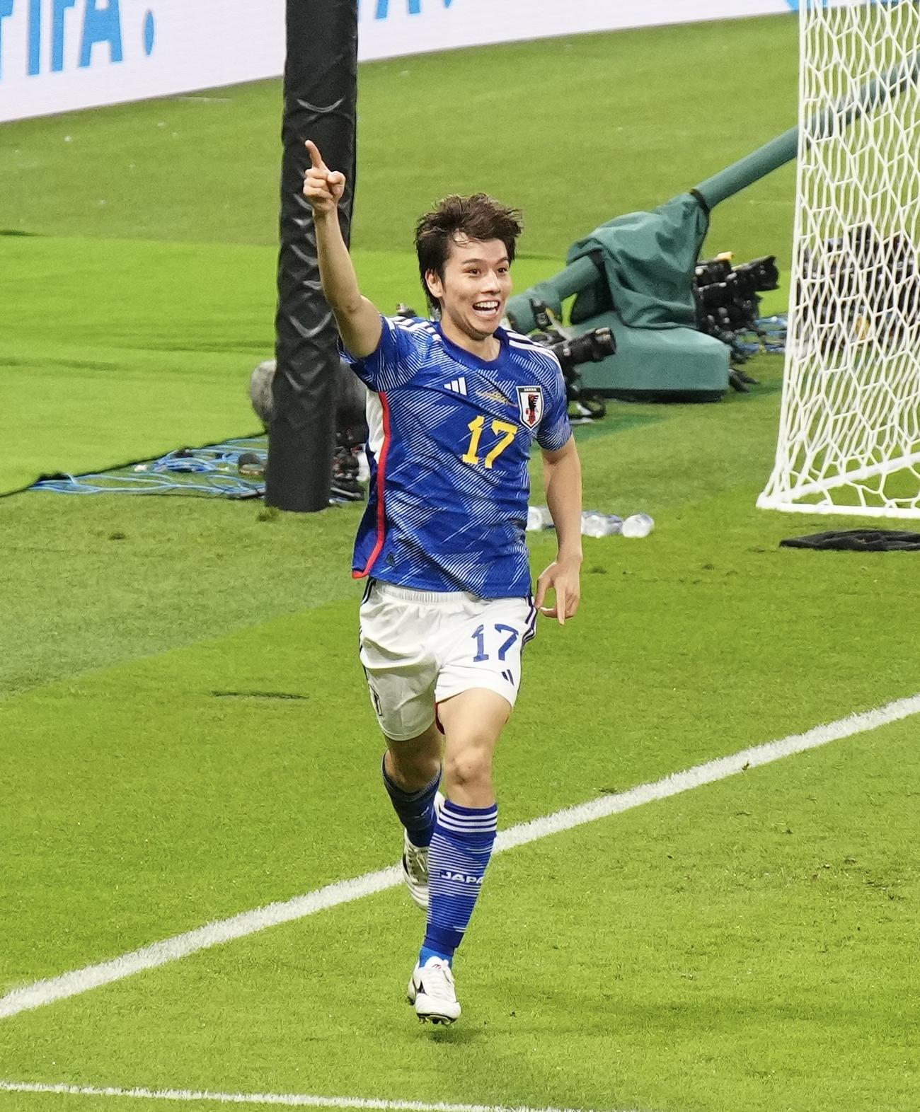 日本対スペイン後半、勝ち越しゴールを奪った田中は右手を突き上げる（撮影・江口和貴）