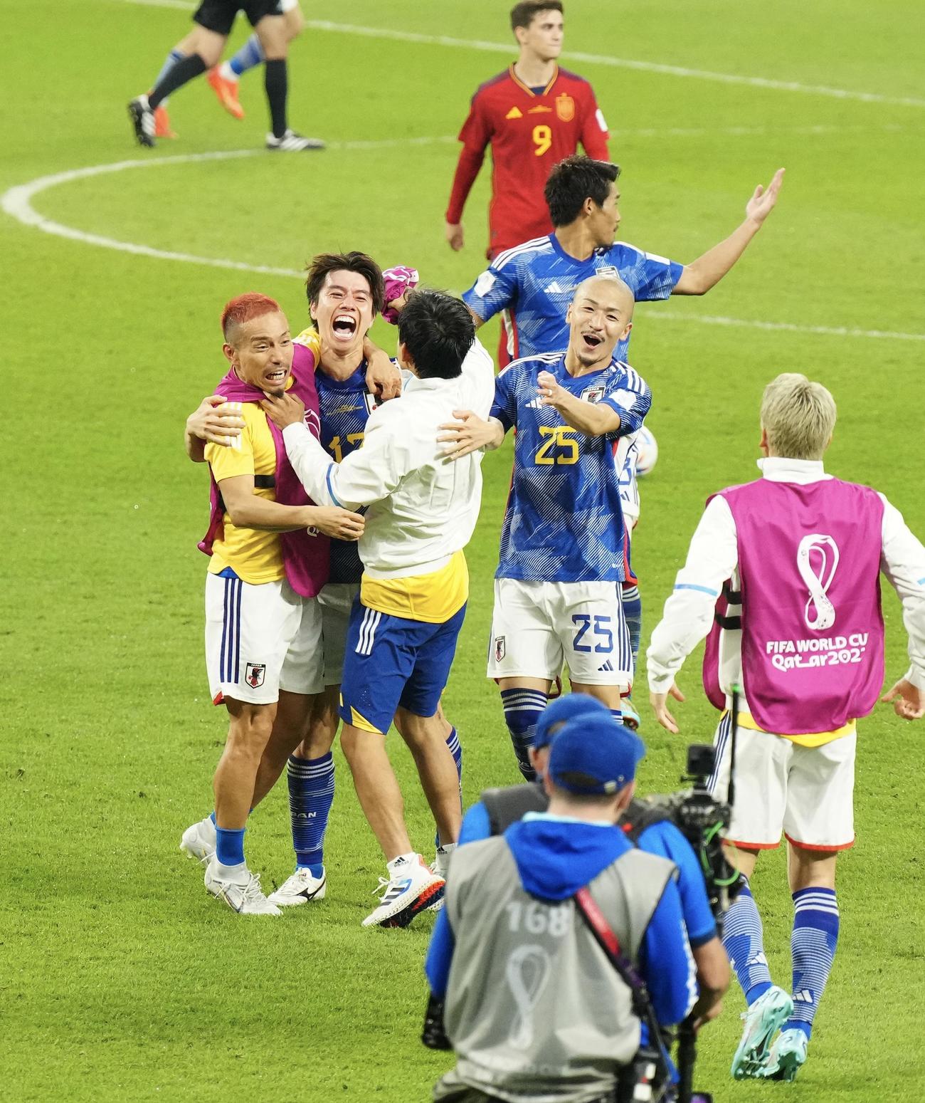 日本対スペイン後半、勝ち越しゴールを奪った田中（左から2人目）を祝福する長友（左端）、前田（同4人目）ら（撮影・江口和貴）