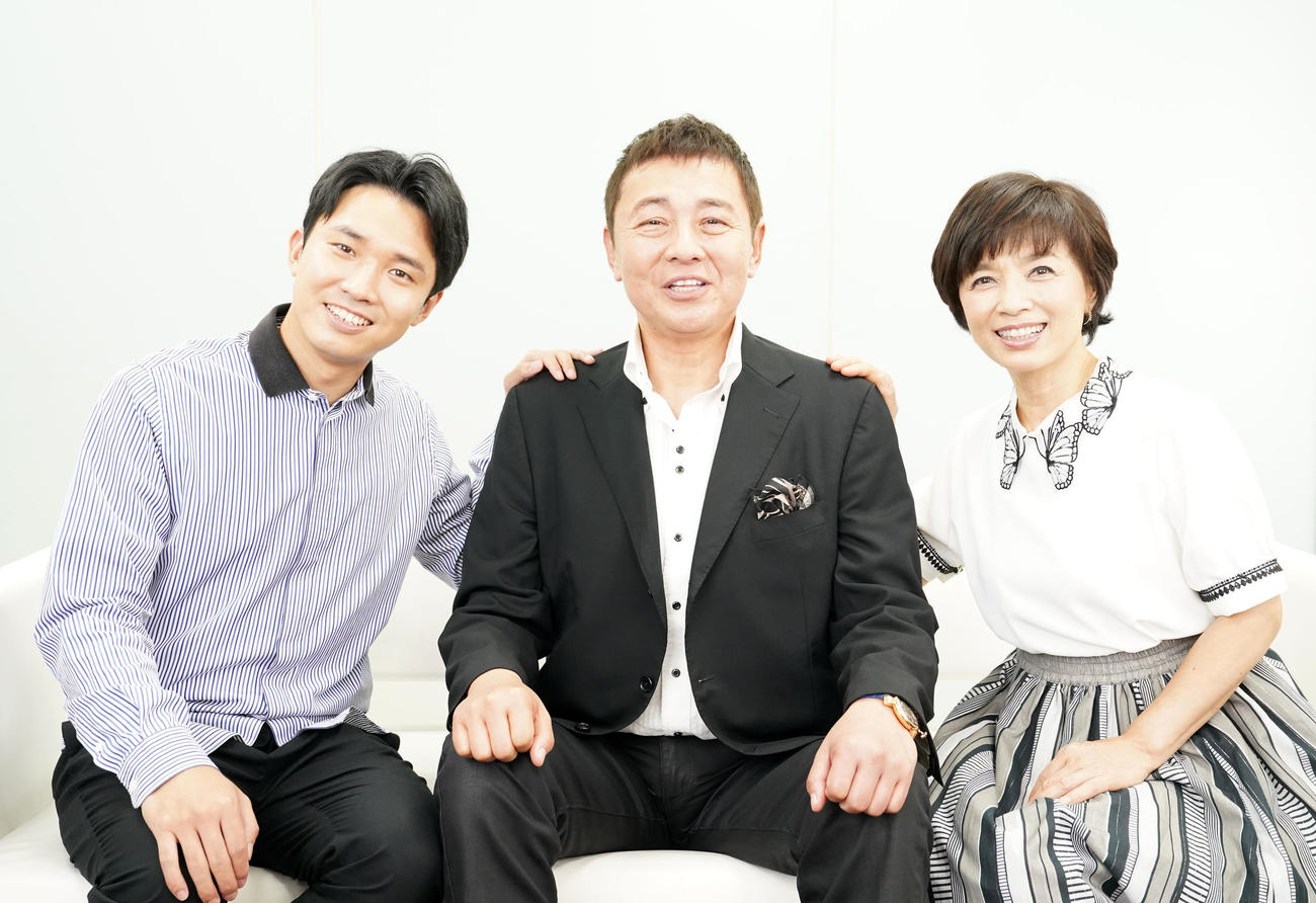 大動脈弁狭窄症の手術から復帰し、親子３人初共演の朗読劇を前に笑顔を見せる渡辺徹さん（中央）。左は渡辺裕太、右は榊原郁恵（2021年7月撮影）