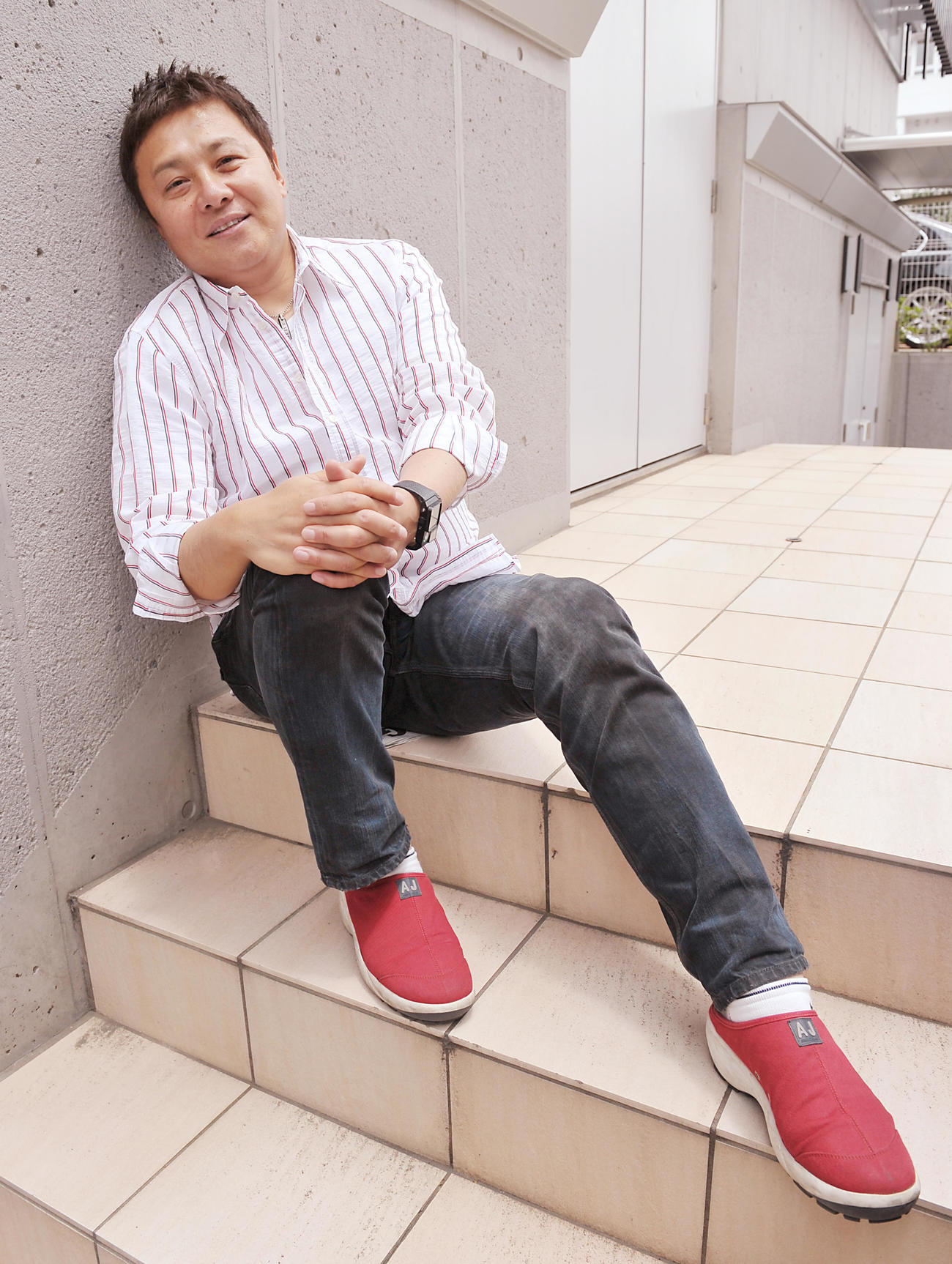 笑顔でポーズをとる渡辺徹さん（2011年6月撮影）