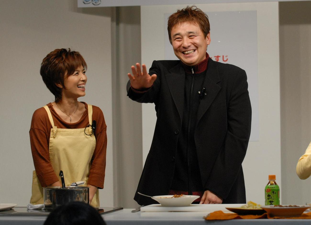 榊原郁恵（左）がレシピ本を発売した際に開催した料理イベントに登場した渡辺徹さん（2007年12月撮影）