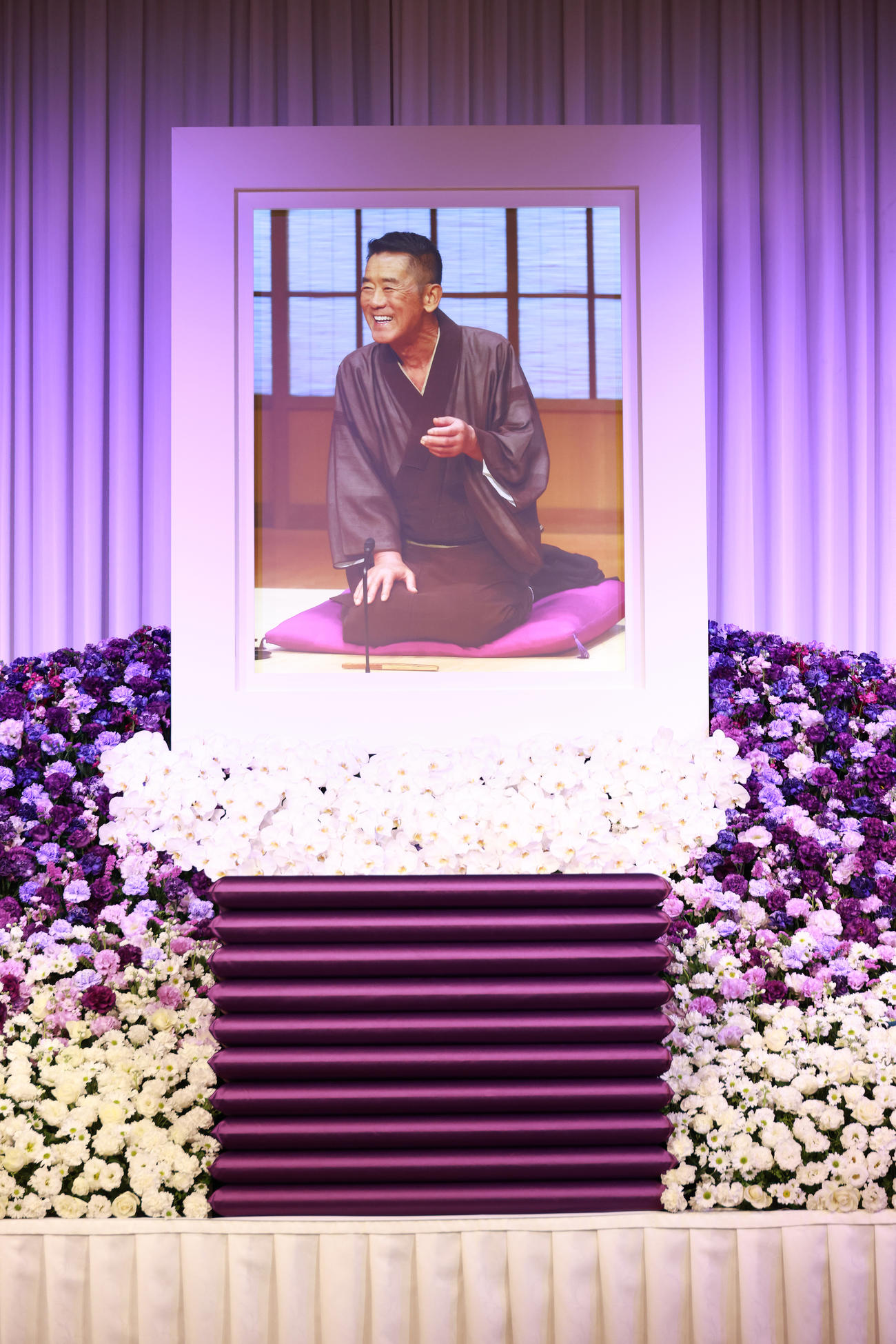 10枚の座布団に載せるイメージで飾られた三遊亭円楽さんの遺影（撮影・中島郁夫）