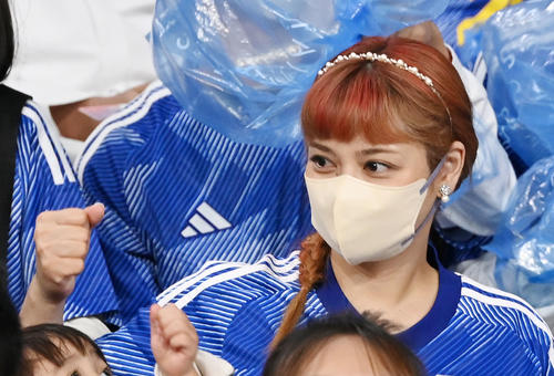 ｗ杯 スタンド観戦の平愛梨 言葉浮かばない 子の記憶に夫 長友佑都の勇姿刻まれること願う 芸能写真ニュース 日刊スポーツ