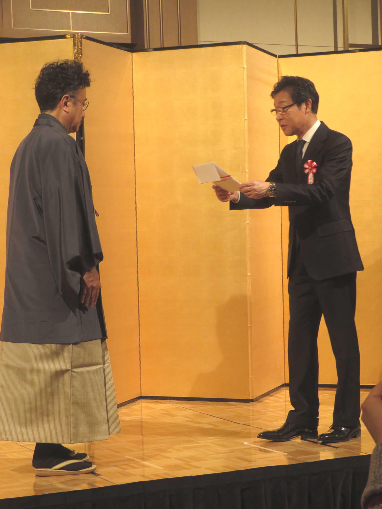 「第七十回菊池寛賞」贈呈式に出席した三谷幸喜氏（左）
