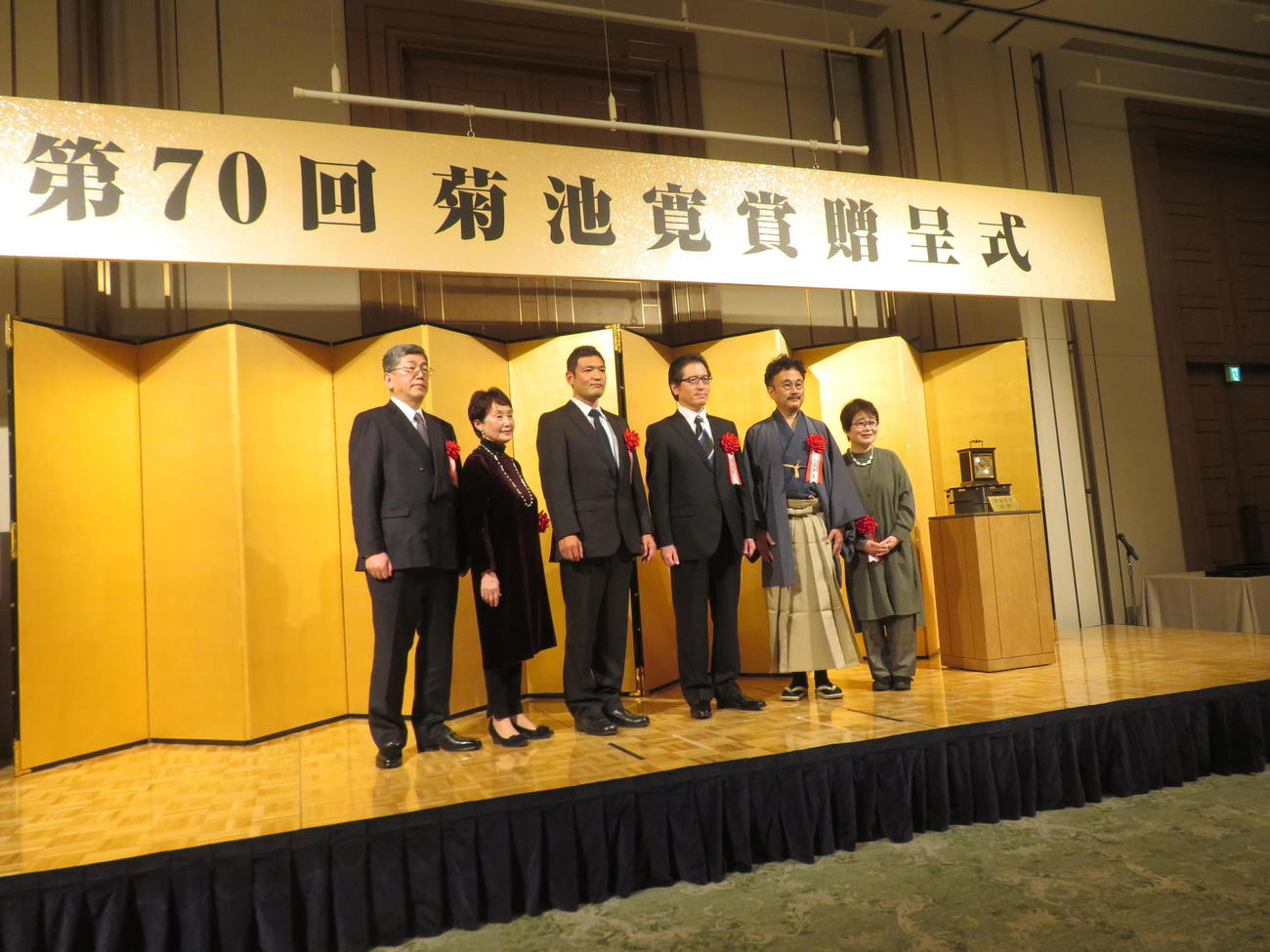 「第七十回菊池寛賞」贈呈式に出席した受賞者ら。左から政木道夫氏、山根甚世氏、久保健一氏、牛山健一氏、三谷幸喜氏、宮部みゆき氏