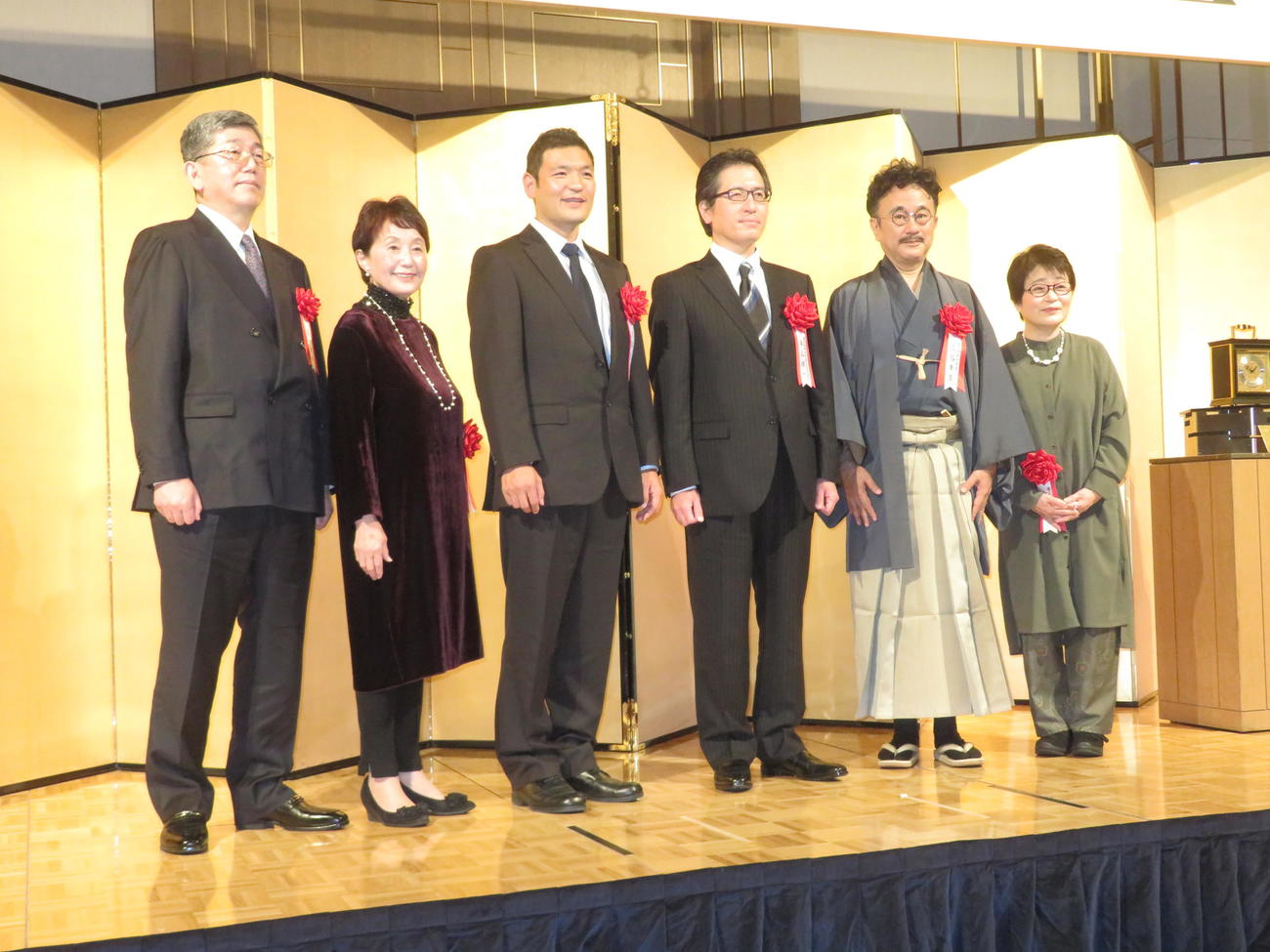 「第七十回菊池寛賞」贈呈式に出席した受賞者ら。左から政木道夫氏、山根甚世氏、久保健一氏、牛山健一氏、三谷幸喜氏、宮部みゆき氏