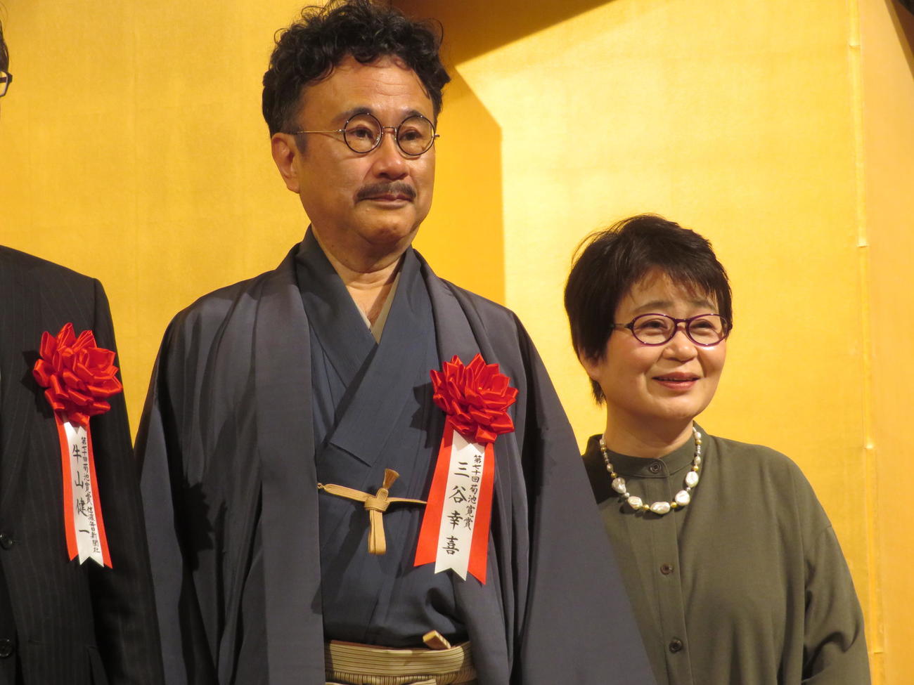 「第七十回菊池寛賞」贈呈式に出席した三谷幸喜氏（左）。右は宮部みゆき氏