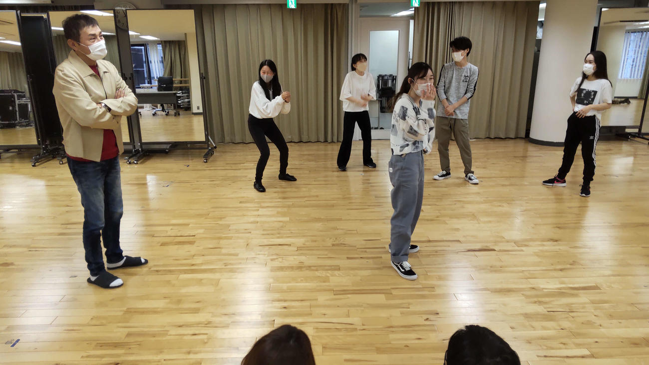 城西国際大メディア学部メディア情報学科特任教授として演技を指導する渡辺徹さん（左）望月純吉准教授提供）