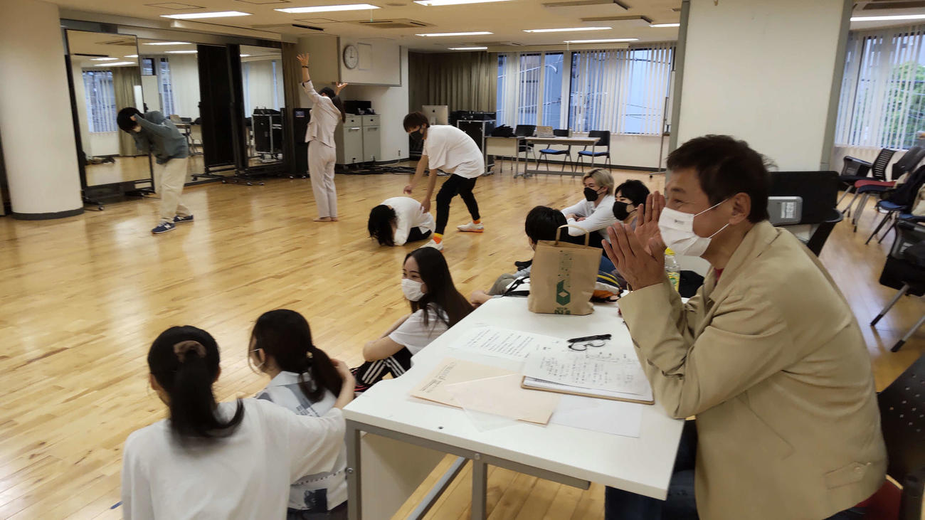 城西国際大メディア学部メディア情報学科特任教授として演技を指導する渡辺徹さん（右）望月純吉准教授提供）