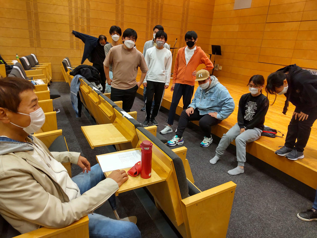 城西国際大メディア学部メディア情報学科特任教授として演技を指導する渡辺徹さん（左）望月純吉准教授提供）