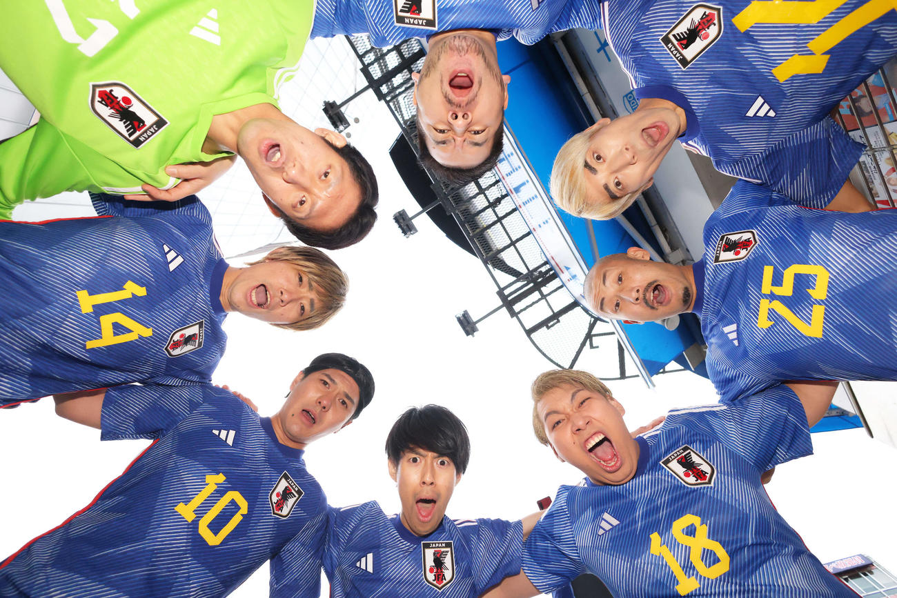 日本代表が決勝T進出を決め円陣を組み歓喜する＃ちょいまねジャパンの、左上から時計回りに権田月一、HEY！たくちゃん、似東純也、フジモトリョウ、おおしろ大魔神、似苫薫、似ない野拓実、伊藤不純也（撮影・河田真司）