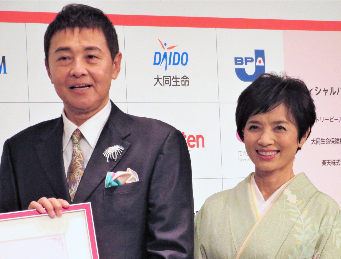 21年11月、「いい夫婦　パートナー・オブ・ザ・イヤー2021」を受賞した渡辺徹さん（左）と榊原郁恵