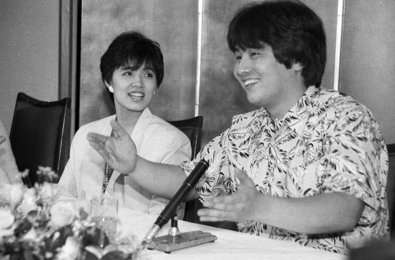 日本テレビ「気になるあいつ」の制作発表に出席した渡辺徹さんと榊原郁恵（1985年6月撮影）