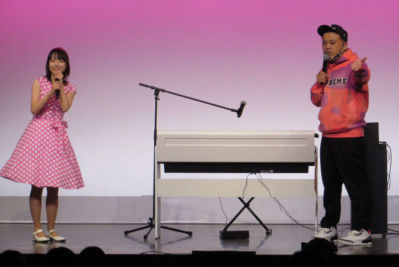ラスト単独ライブ「Madoka Kabasawa Final Fes」を開催した吉本興業の樺澤まどかマネジャー（左）とサプライズ出演した、とろサーモンの久保田かずのぶ