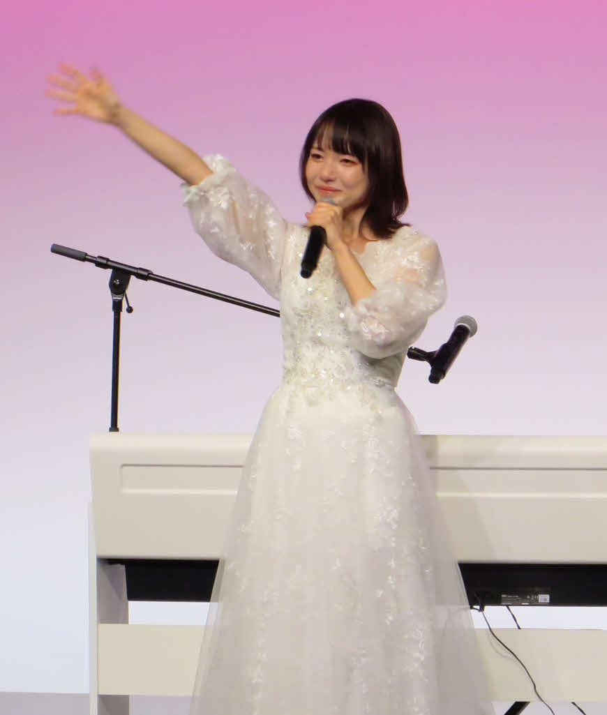 ラスト単独ライブ「Madoka Kabasawa Final Fes」で涙ながらに手を振る吉本興業の樺澤まどかマネジャー