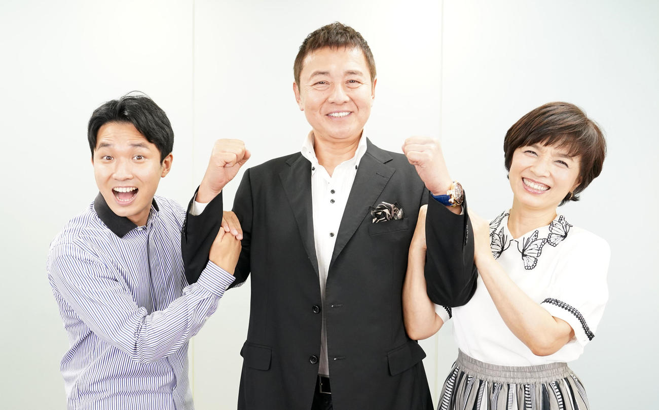 仲良く笑顔で写真に納まる、左から渡辺裕太、渡辺徹、榊原郁恵（2021年7月撮影）