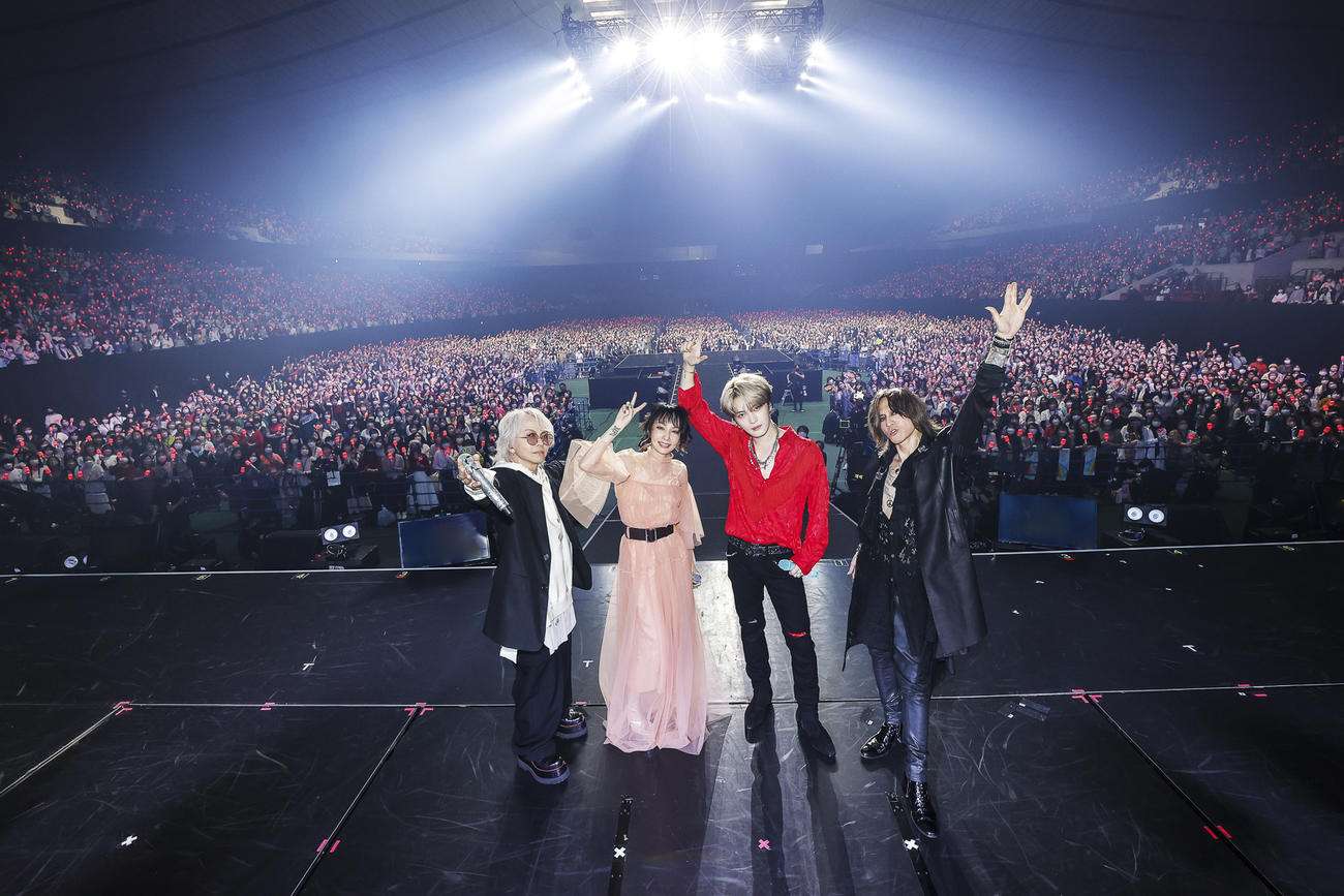 3年半ぶりのライブのジェシュンのライブ（左から）HYDE、中島美嘉、ジェシュン、SUGIZO