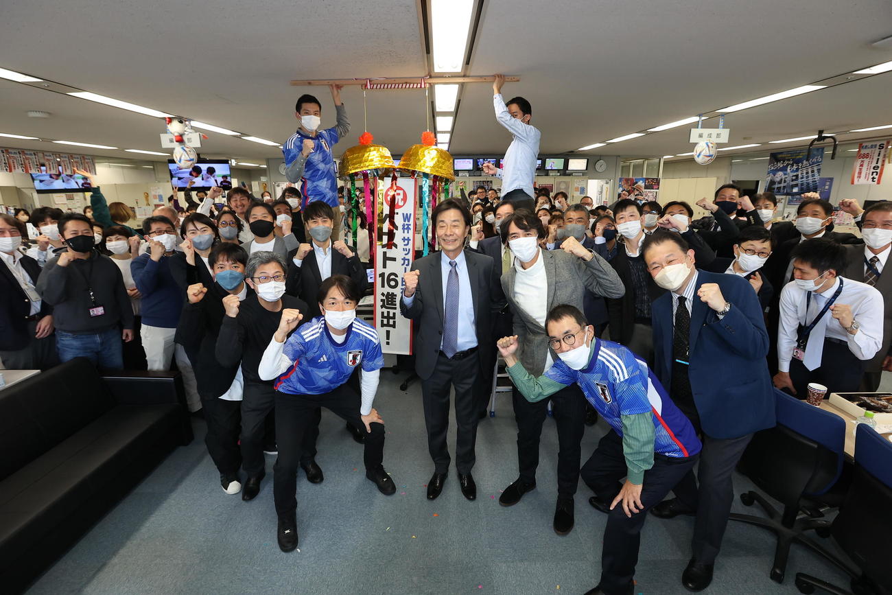 サッカーW杯日本16強進出に沸くフジテレビ局員。中央は港浩一社長（C）フジテレビ