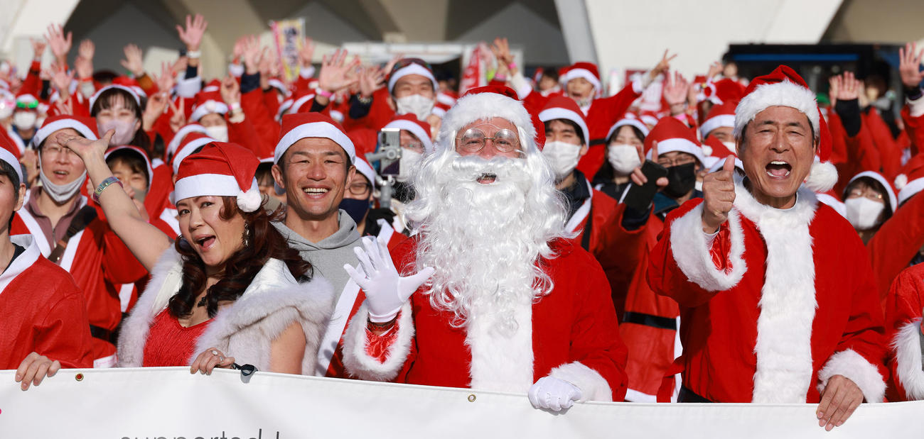東京グレートサンタランを盛り上げる、左から大黒摩季、マーク・パンサー、中畑清氏（撮影・中島郁夫）