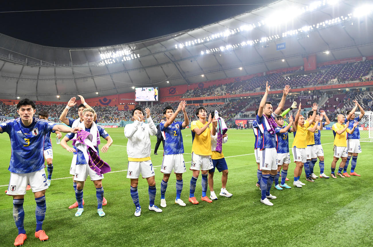日本対スペイン　試合後、サポーターの声援に応える日本代表イレブン（撮影・横山健太）