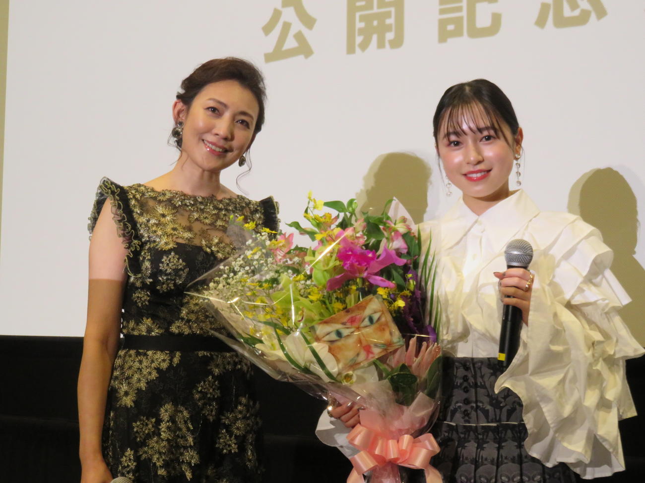 映画「泥の子と狭い家の物語」の舞台あいさつに出席した織田ひまり（右）田中美里