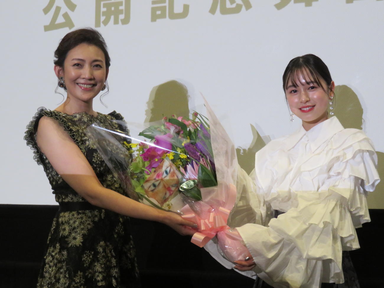 映画「泥の子と狭い家の物語」の舞台あいさつに出席した織田ひまり（右）田中美里